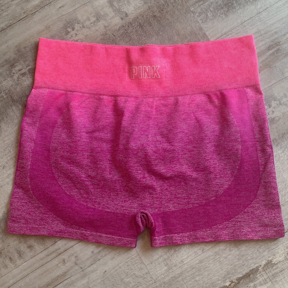 💕Pink by Victoria’s Secret seamless workout shorties in like new condition 🍑